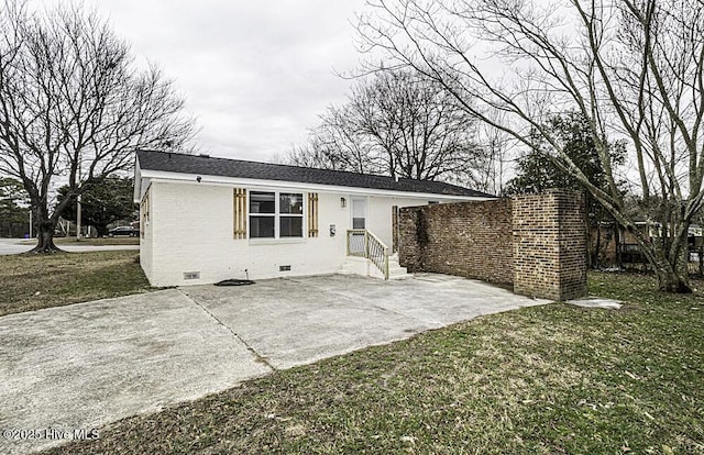 view of front facade with a front lawn