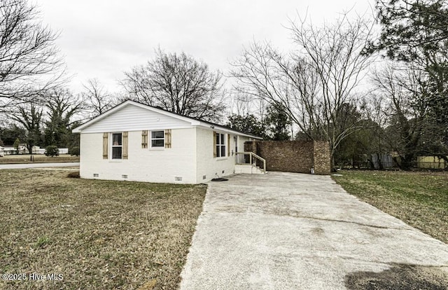 view of front of house with a front yard