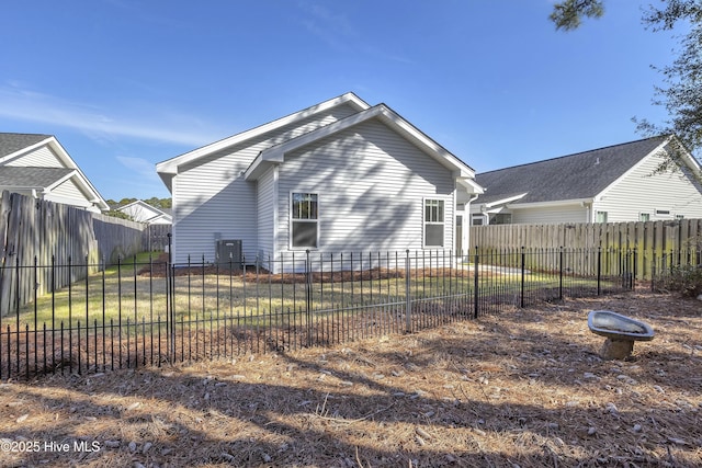 back of house featuring a yard