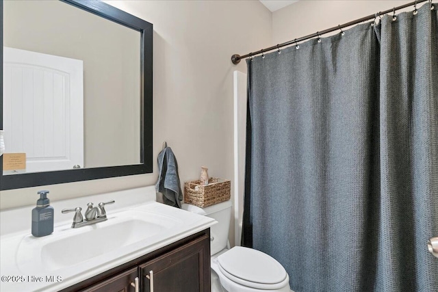 full bath featuring a shower with curtain, vanity, and toilet