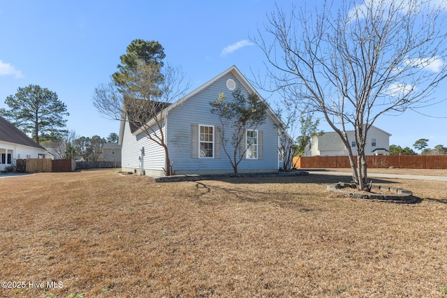 view of front of home with a front lawn