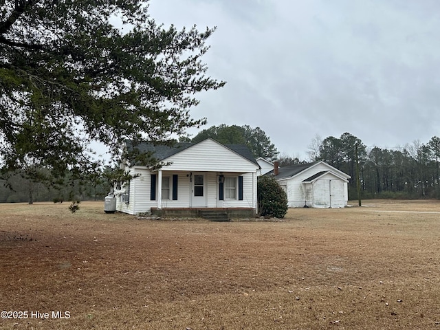 view of front of house with covered porch and a front yard