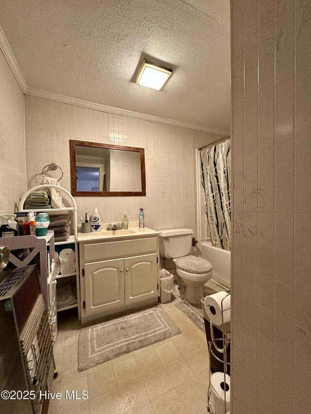 full bathroom featuring shower / tub combo with curtain, vanity, toilet, crown molding, and a textured ceiling