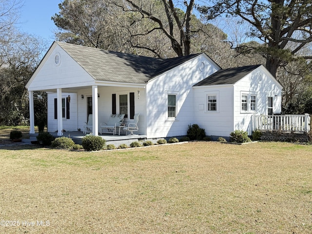 view of front of home with covered porch and a front lawn