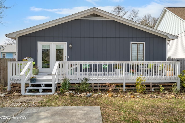 view of front of house featuring fence