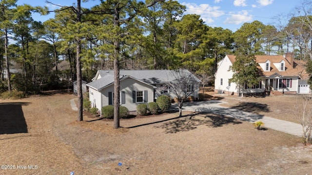 view of front facade featuring driveway