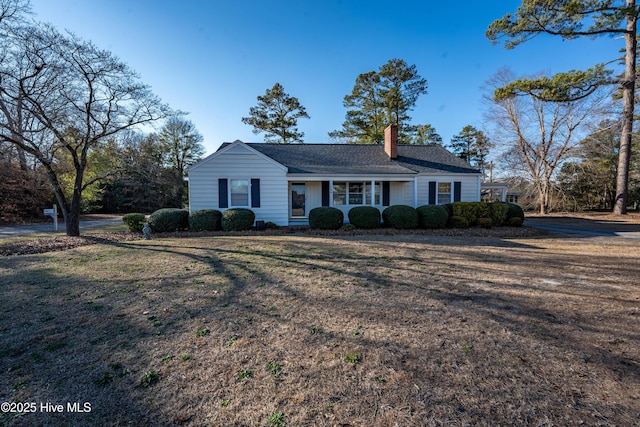 view of front facade with a front lawn