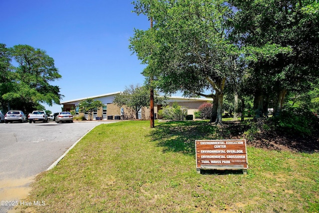 view of front of property featuring a front lawn