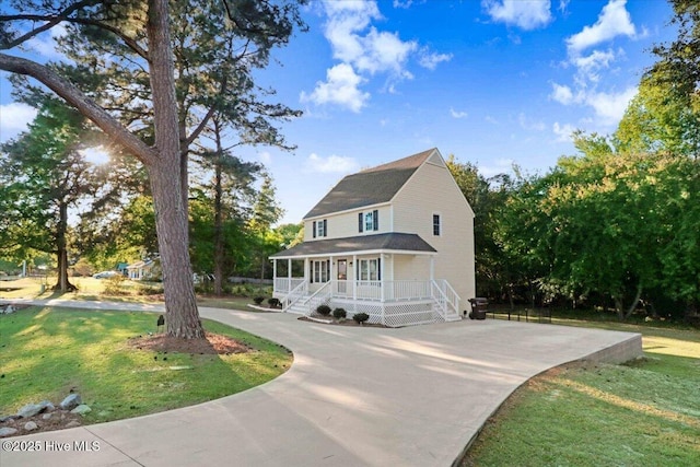 country-style home with a porch and a front yard