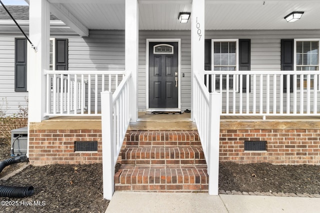 entrance to property featuring covered porch