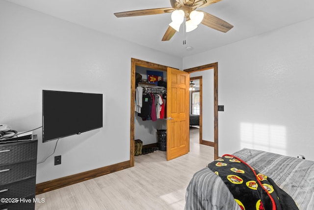 bedroom featuring a closet, baseboards, light wood-style floors, and a ceiling fan