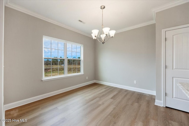 empty room with light wood-type flooring, ornamental molding, visible vents, a chandelier, and baseboards