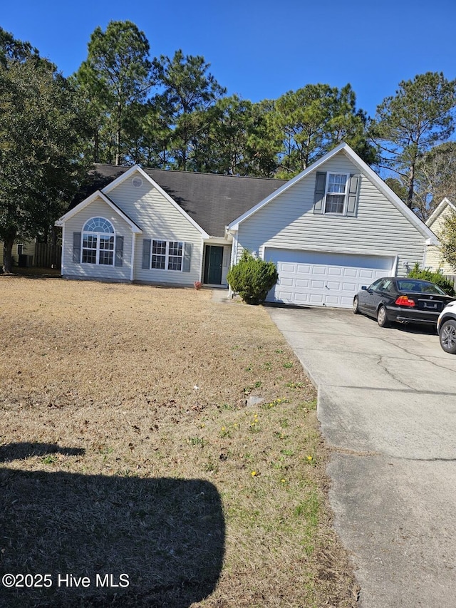 view of front facade featuring a front yard