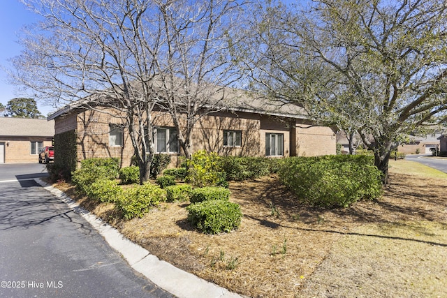 ranch-style home with brick siding and driveway