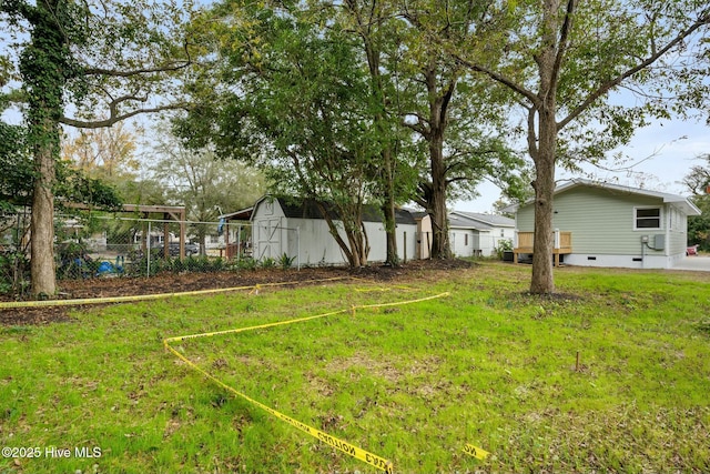 view of yard with an outbuilding