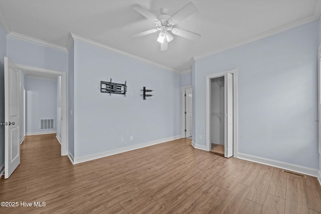 unfurnished room with light hardwood / wood-style flooring, ornamental molding, and ceiling fan