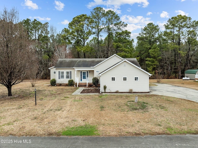 ranch-style house featuring a front yard