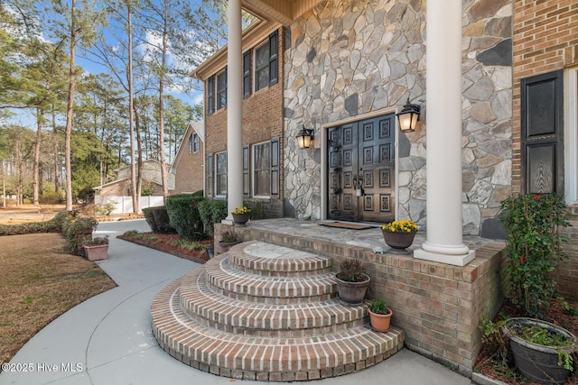 property entrance with covered porch