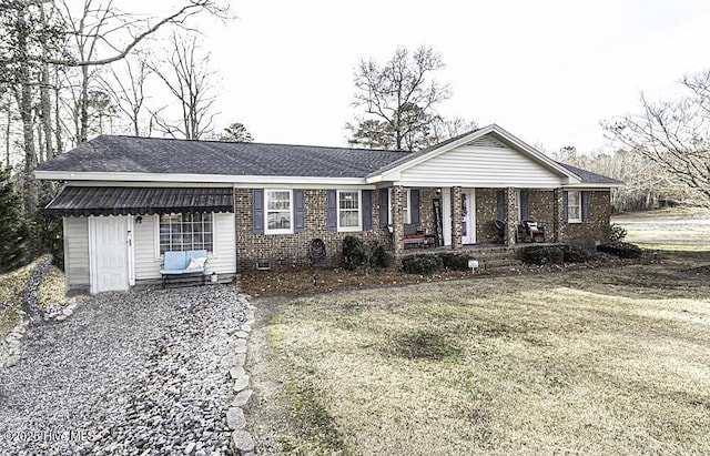 ranch-style house featuring a front lawn and a porch