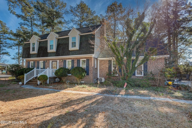 view of front of house featuring covered porch and a front yard