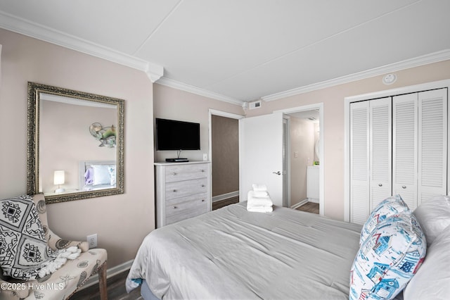 bedroom with ornamental molding, a closet, visible vents, and baseboards