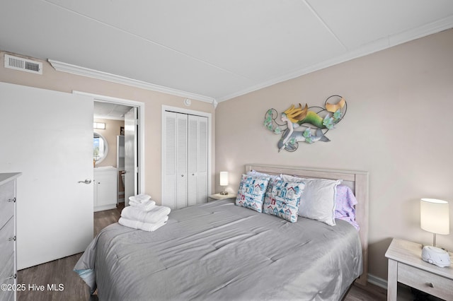 bedroom with dark wood-style floors, visible vents, ornamental molding, and a closet