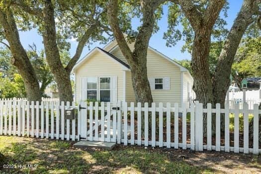 2011 Fisher St, Morehead City, NC 28557 - view of side of home
