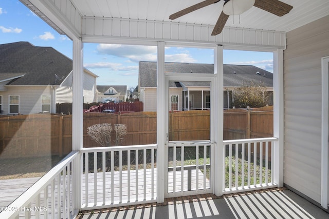 sunroom with ceiling fan