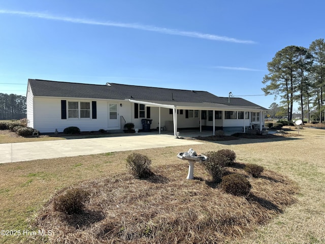 view of front of property with a front yard