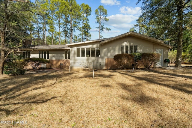 view of front of property featuring a front yard