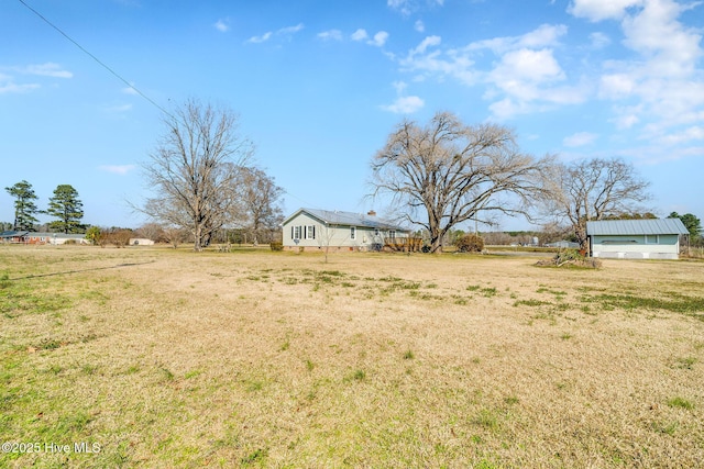 view of yard featuring a rural view