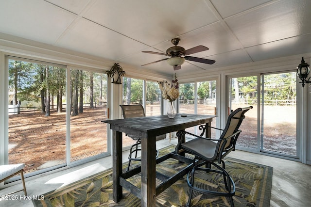 sunroom with ceiling fan