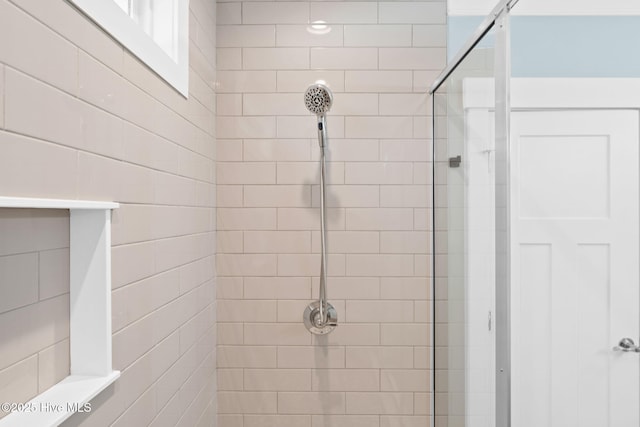 bathroom featuring a tile shower