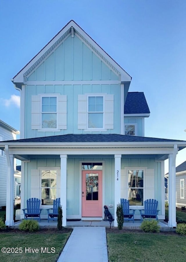 view of front of property featuring a front lawn and a porch