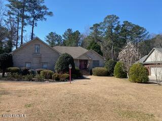 view of front facade with a front lawn