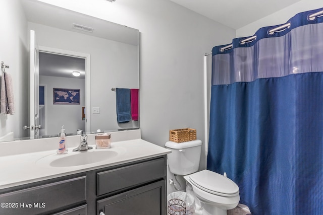 full bath featuring a shower with curtain, visible vents, vanity, and toilet