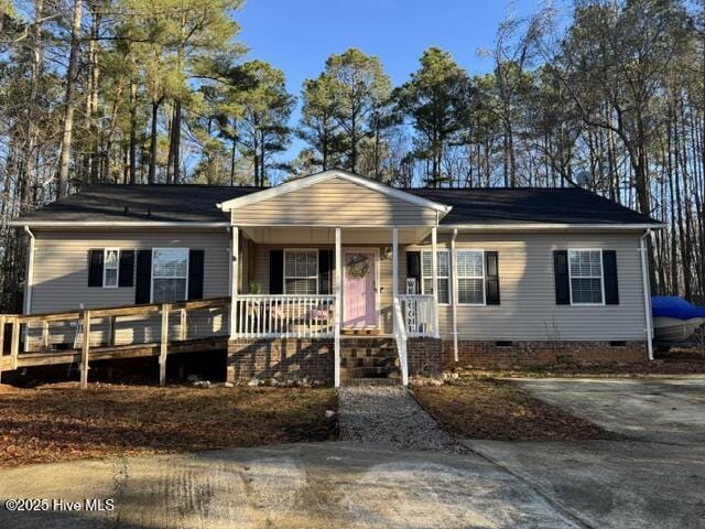 view of front facade with crawl space and a porch