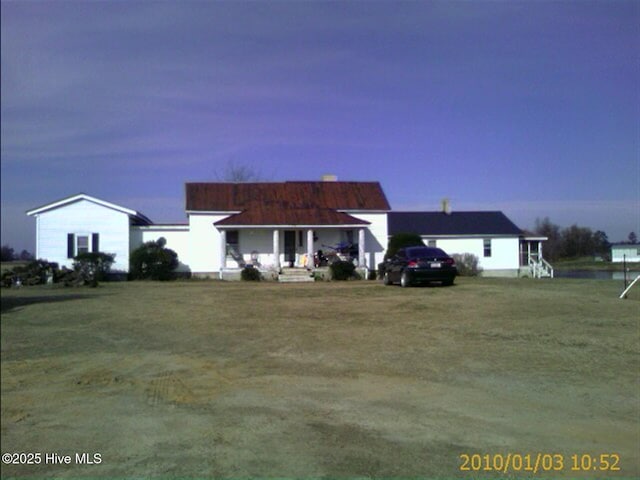 view of front of property featuring a front lawn and a porch