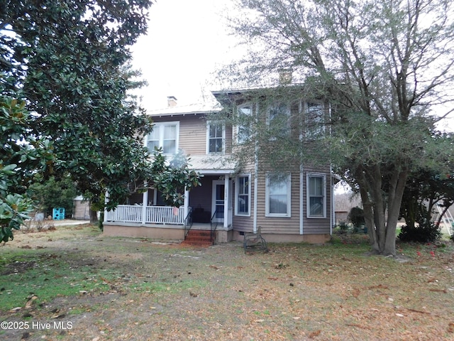 view of front of property featuring a front yard and covered porch