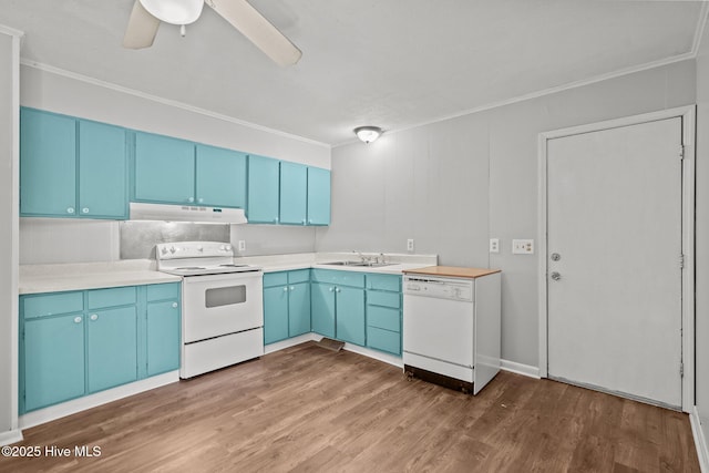 kitchen with blue cabinetry, a sink, wood finished floors, white appliances, and under cabinet range hood