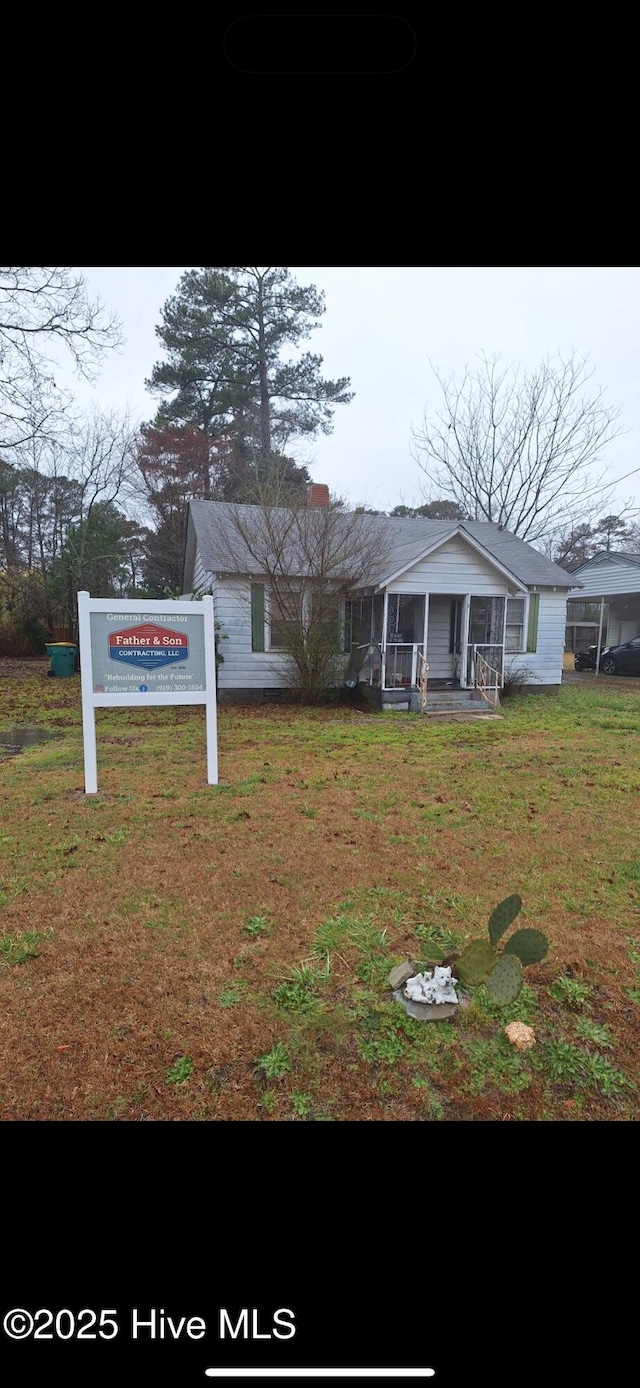 view of front of house featuring a porch and a front lawn