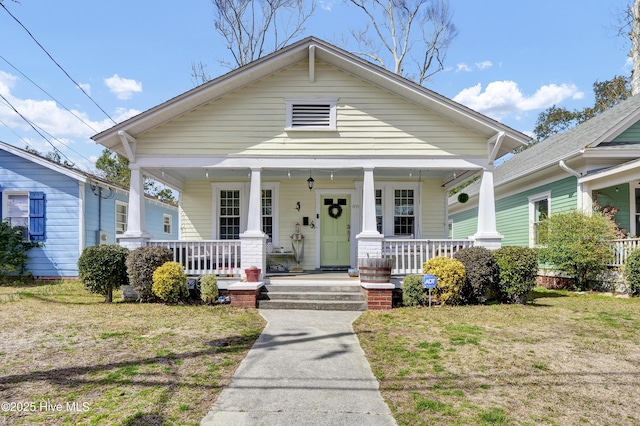 view of front facade featuring a front yard and covered porch