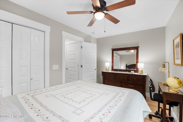 bedroom featuring light wood-style floors, a closet, and ceiling fan