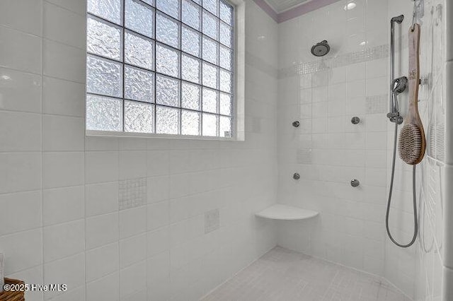 bathroom featuring a tile shower