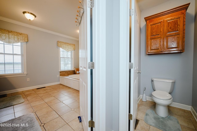 full bath featuring visible vents, baseboards, toilet, ornamental molding, and a garden tub