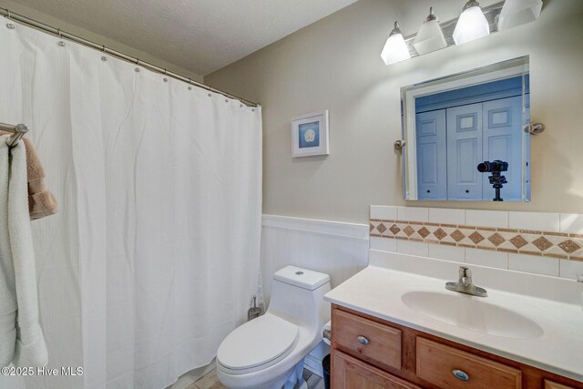 bedroom with light carpet, a ceiling fan, baseboards, and a closet