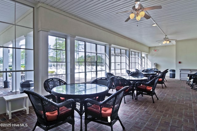 sunroom with ceiling fan