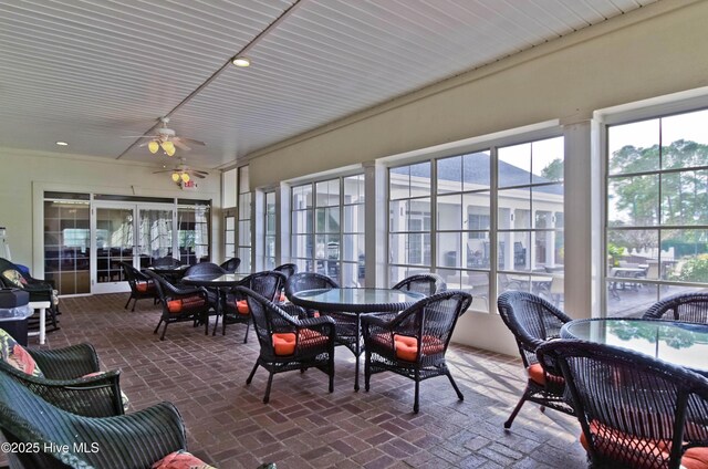 sunroom with ceiling fan