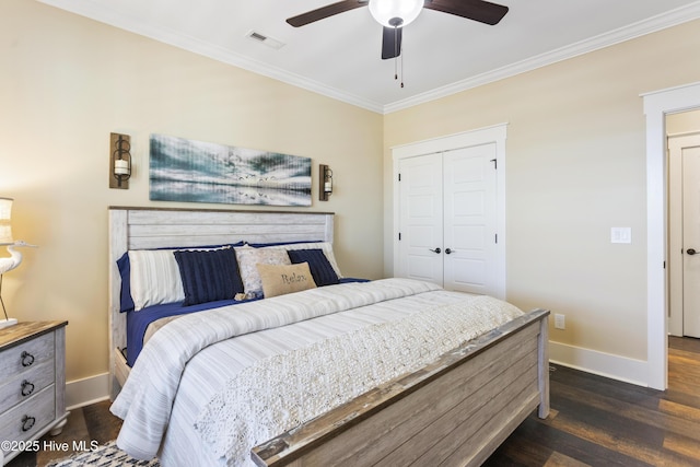 bedroom featuring dark wood-type flooring, visible vents, baseboards, ornamental molding, and a closet