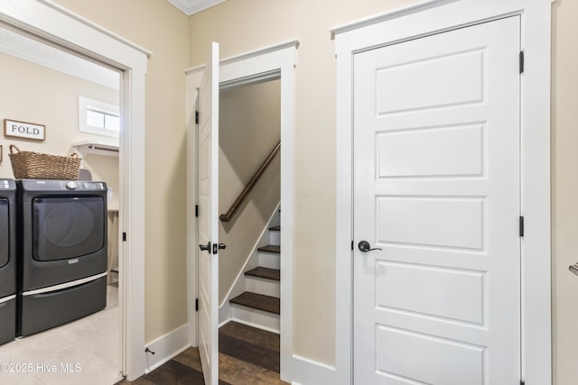 laundry room with laundry area, washer and clothes dryer, and baseboards